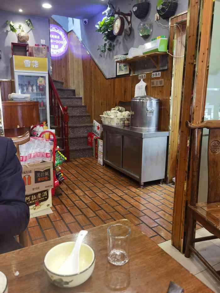 阿英饭店-"和同事来吃 两个人点了三个菜 就是蟹炒年.