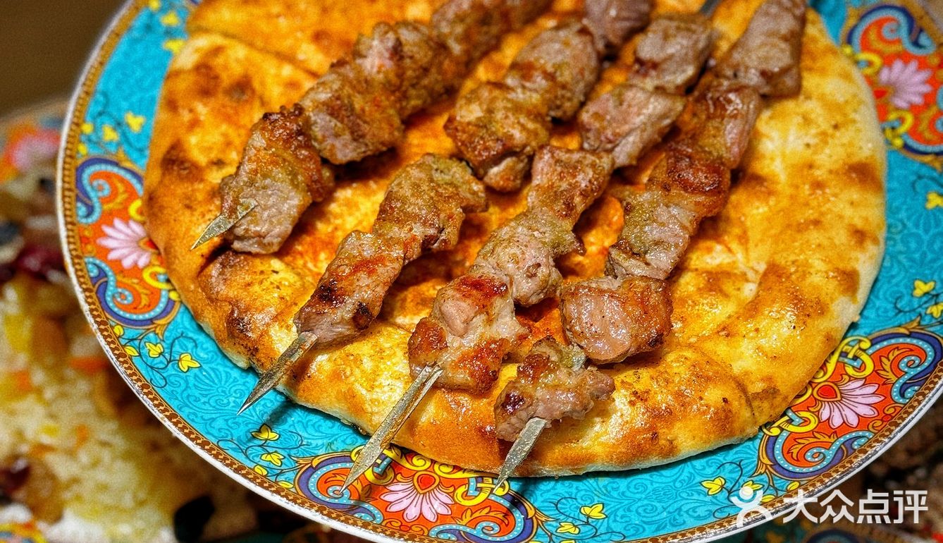 手抓饭配羊肉串，满口飘香的满足[调皮]