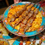 手抓饭配羊肉串，满口飘香的满足[调皮]