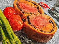 惠灵顿牛排-弦月窗LUNETTE BY AMANDA(复兴路店)