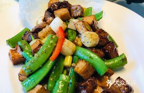 Garlic Sautéed Walnut with Snowflake Beef