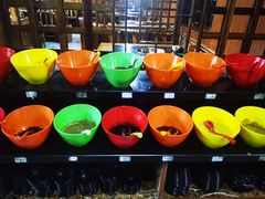 自助调料区-果松木炭酸菜铜火锅·外婆参鸡汤