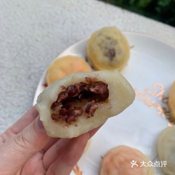 之前自己在家里做的冰皮月饼，然后我中间夹的是那种红豆