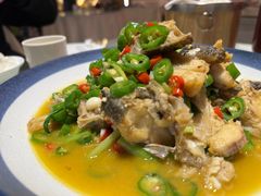 青椒煎鱼头-小芙蓉湘菜馆(易生活购物公园店)