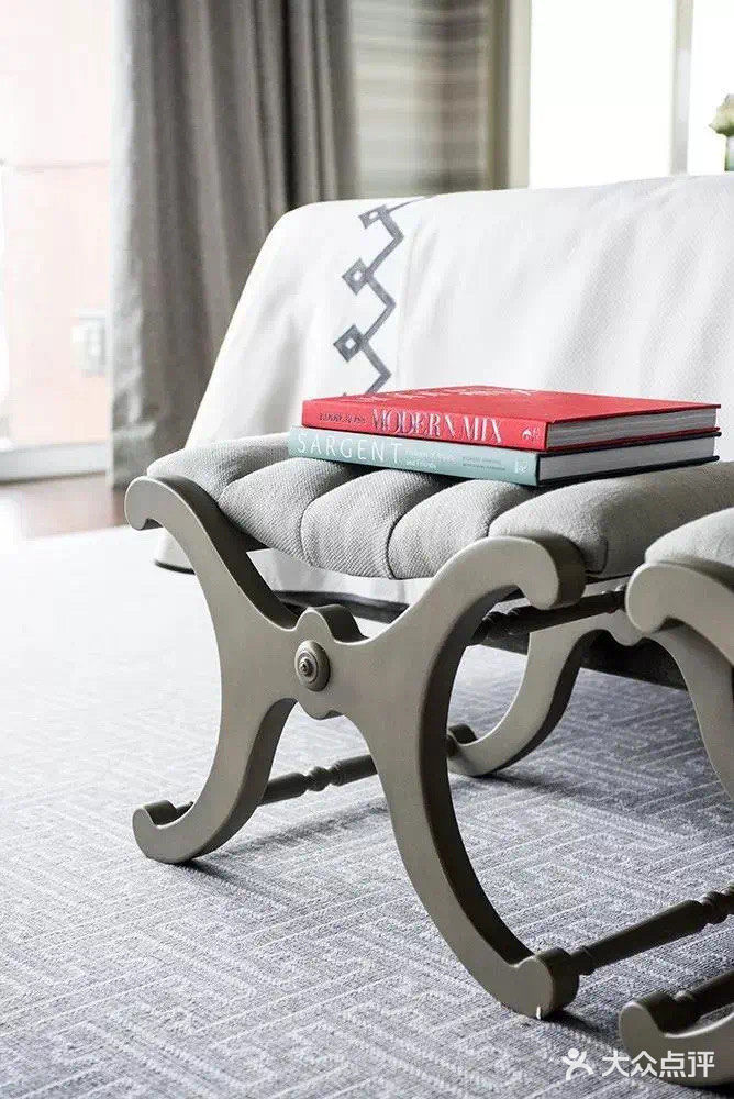 在布艺搭配中，灰、白、红，三色创造了独特的装饰性