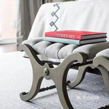 在布艺搭配中，灰、白、红，三色创造了独特的装饰性