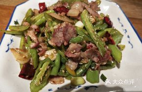Spicy Green Pepper Stir-fried Pig's Head Meat