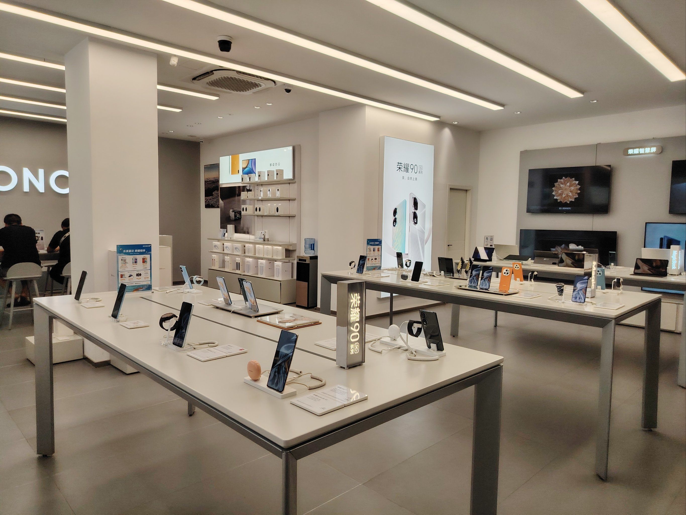 荣耀体验店 #荣耀 店里环境不错,服务态度很好,手机很不错太爱了