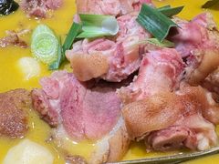 -帅巴人舅母子腊蹄民俗村