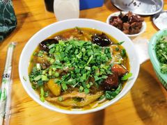 酸菜肉丝米线-越洋肖氏老米线(杨家坪店)