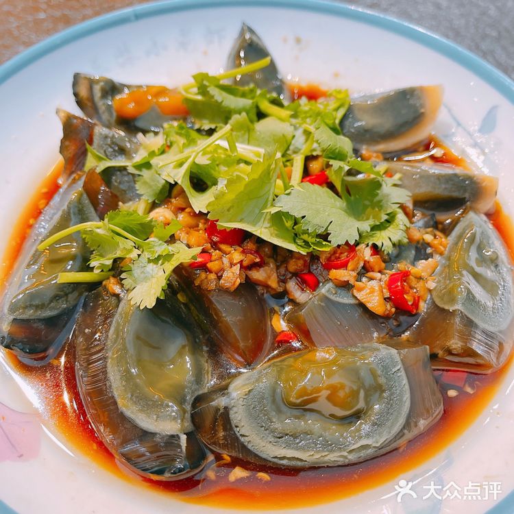吃蟹这么多年第一次见每只蟹对半切开后蟹黄整整齐齐一家人的[吐]