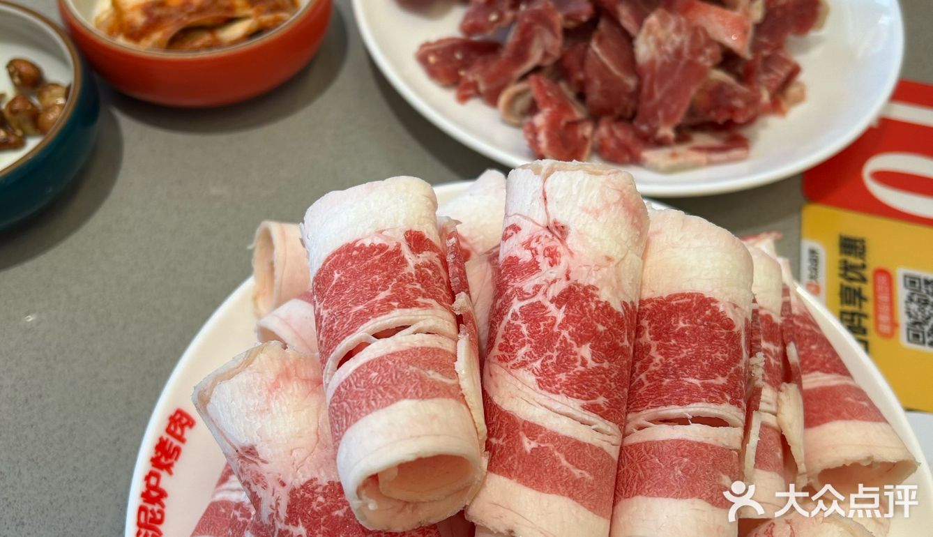 品尝烤肉美味