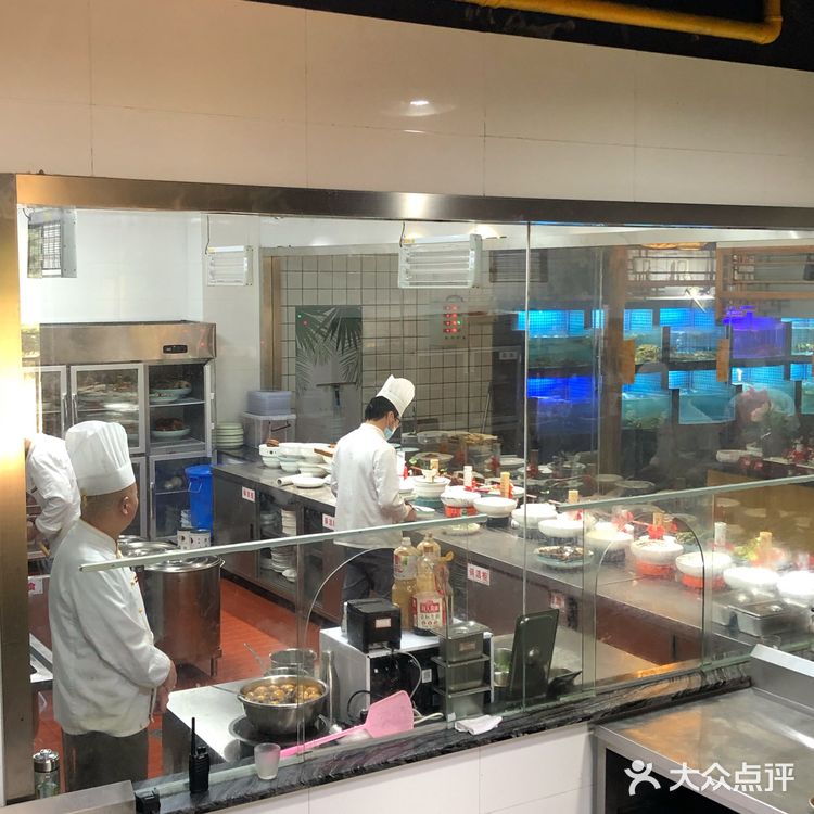 朋友在安亭添新居，大伙来此看房，到饭点了便来此就餐
