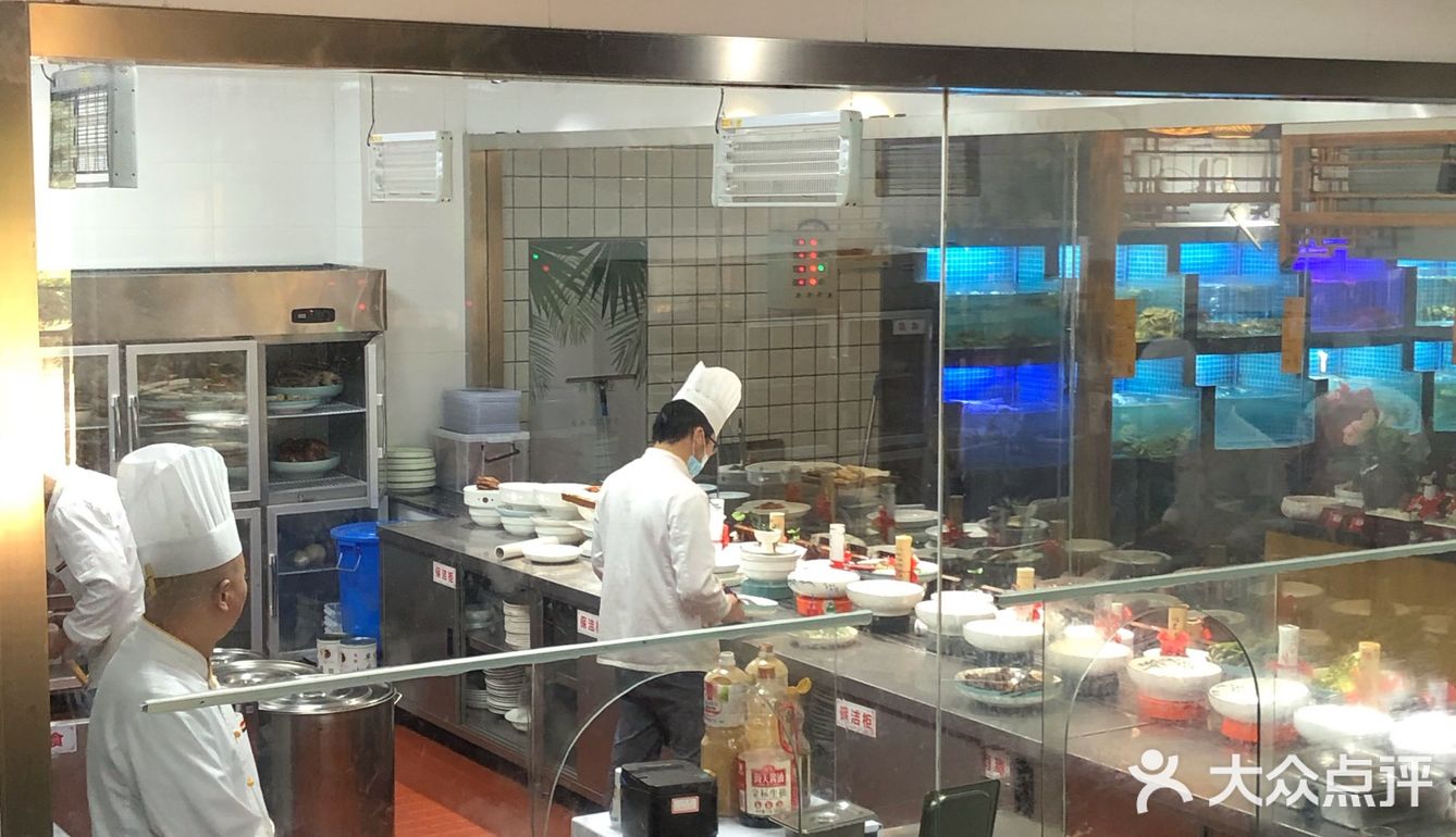 朋友在安亭添新居，大伙来此看房，到饭点了便来此就餐