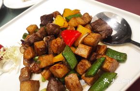 Braised Beef Tenderloin with King Oyster Mushrooms in Sauce