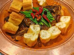 葱烧鱼头配油条-满乡小馆