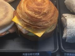 鸡肉培根可颂堡-星巴克(朵云轩店)