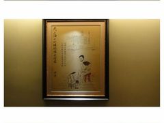 11通道内挂着多种多样的老上海行当画幅-上海外滩英迪格酒店