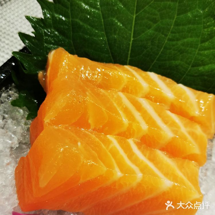 底部米饭充分混合了上了沙拉酱，使饭粒分明而又有味