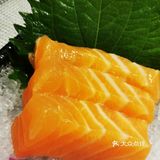 底部米饭充分混合了上了沙拉酱，使饭粒分明而又有味