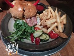 牛肉芝士培根汉堡-Devils’ Brewery小恶魔精酿啤酒(武汉天地店)