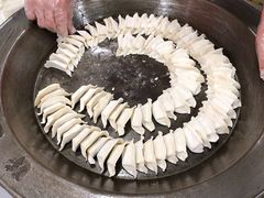 小哥在摆锅贴-肥叔锅贴(上沙路店)