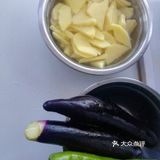 老干妈。先起锅热油，将土豆片放入锅中热透取出