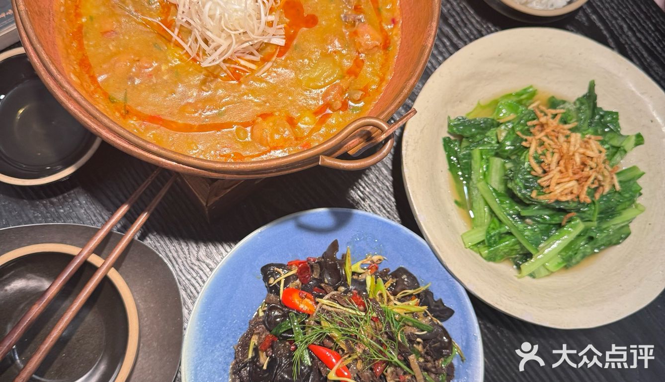 下饭一绝，鸡块肉质很嫩。版纳油呛毛肚酸酸辣辣麻麻的