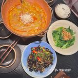 下饭一绝，鸡块肉质很嫩。版纳油呛毛肚酸酸辣辣麻麻的