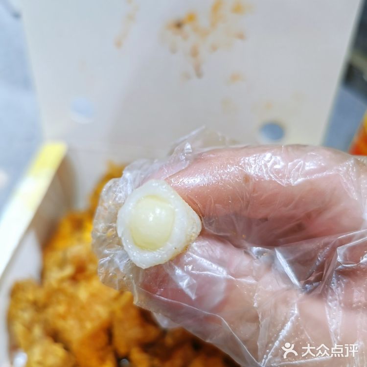 看着脏兮兮的外卖厨房店，炸鸡味儿到是不错哈