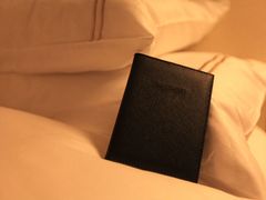 上海浦东丽思卡尔顿-北外滩套房夜床礼物硬皮制护照夹-上海浦东丽思卡尔顿酒店
