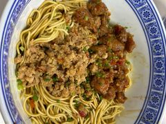 辣肉面加雪菜和毛豆-沪西老弄堂面馆(定西路店)