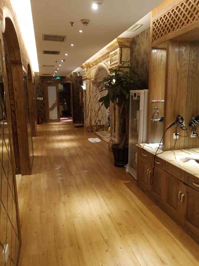 金紫荆松骨休闲水会-"很好的,建议大家来洗浴,环境很好的.