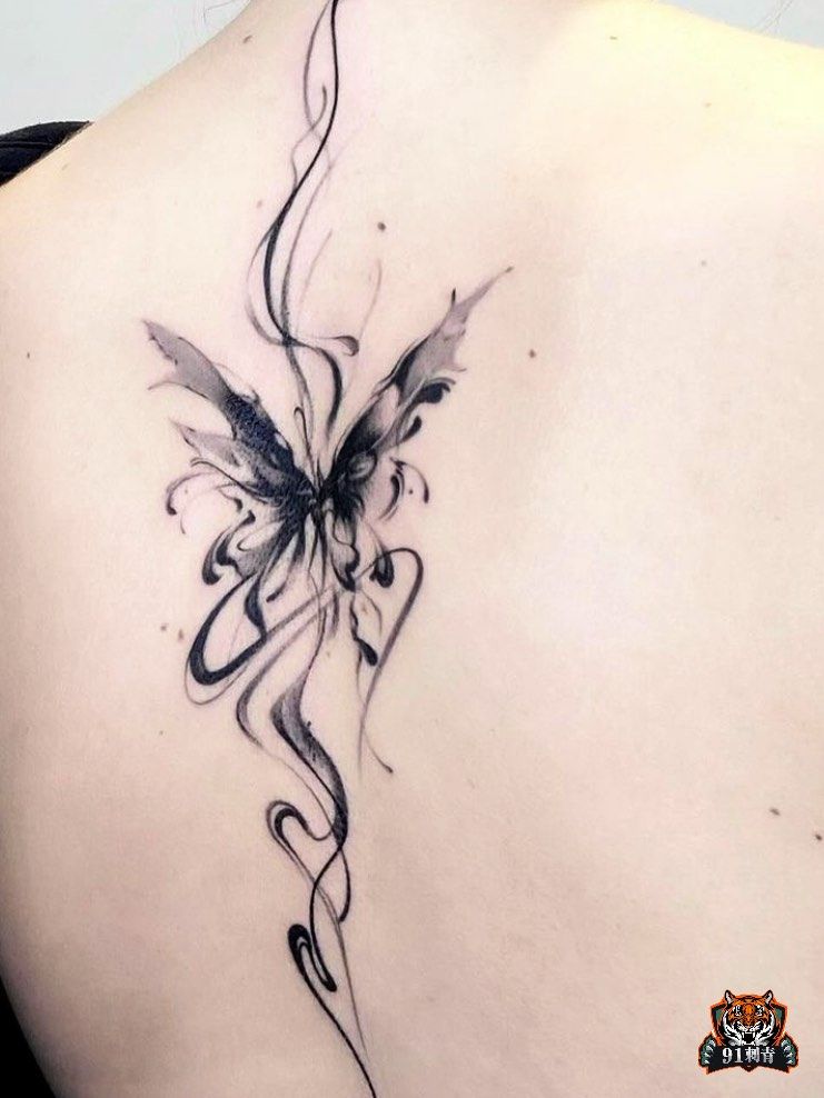 北京纹身/女生后背脊椎意识流蝴蝶纹身