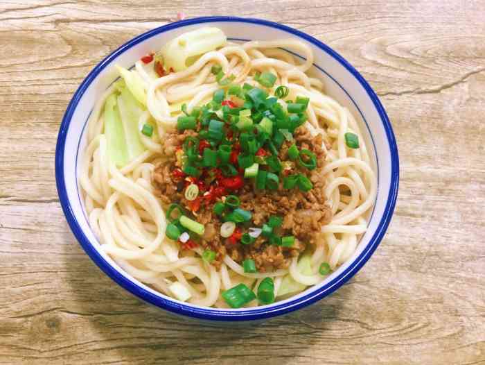 推荐他们家的「素椒杂酱面」和「泡菜」店子不大只有四五张桌子服务