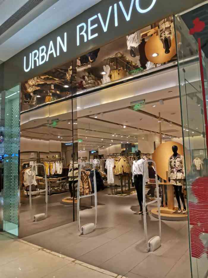 这家ur很大我经常在育儿家买东西他们家的衣服款式丰