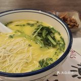 帐篷里面吃面条