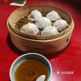 服务员能精准找到顾客座位，汤包很快上来了，满满汤汁