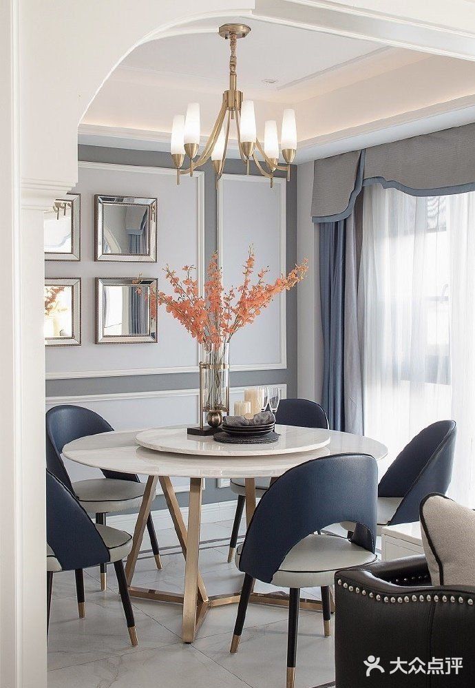 柔和色调的冰川灰色作为墙面的背景，没有那么冷峻的感觉