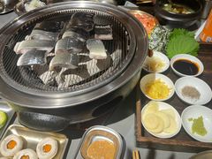 -围炉肉舍•炭烤活鳗•丹东海鲜烤肉(步行街店)