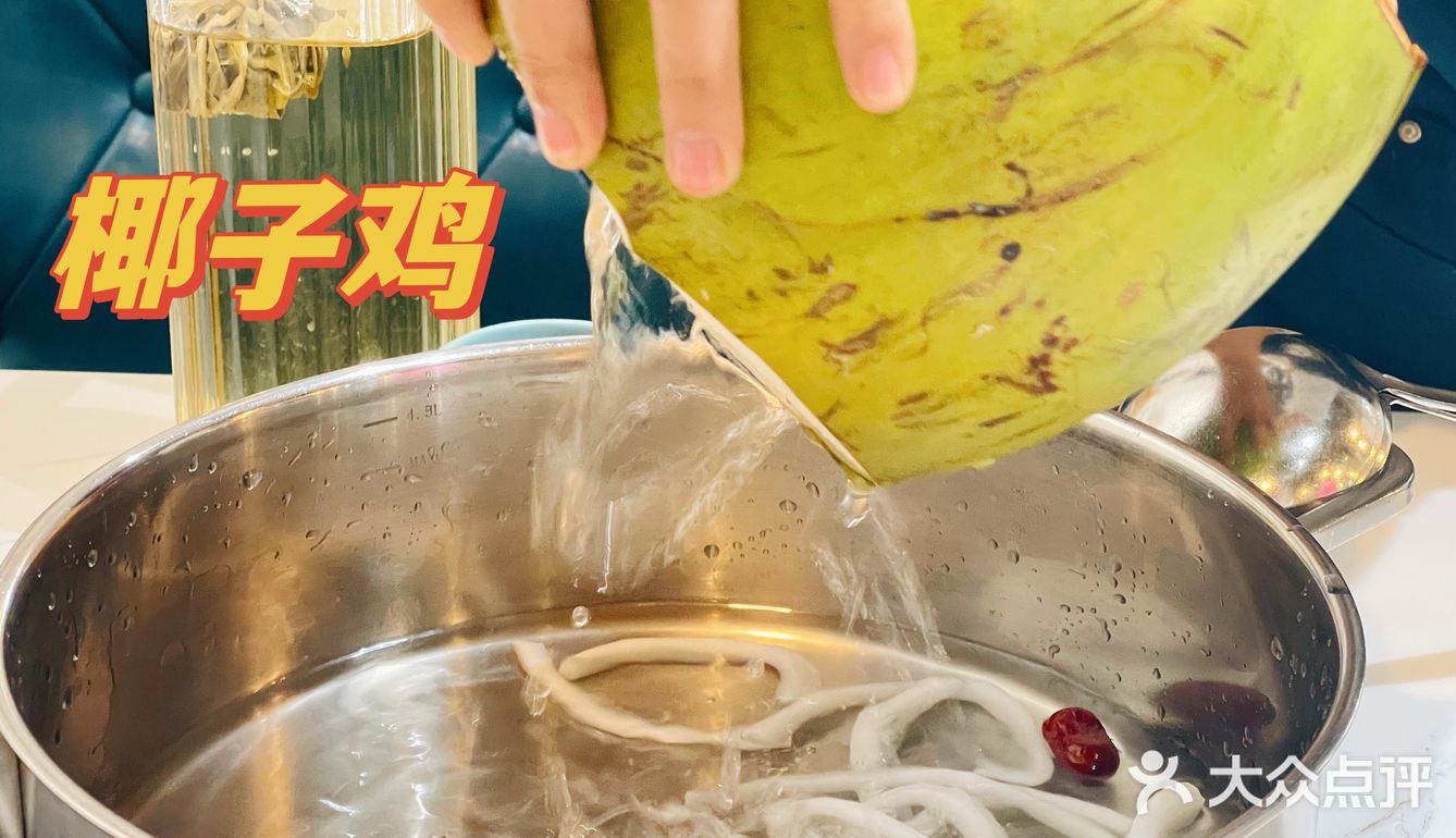来海南三亚一定不能错过的椰子鸡！