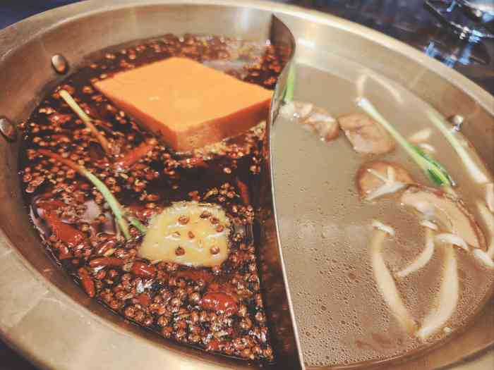 小天鹅火锅洪鼎旗舰店(洪崖洞店)-"小天鹅火锅店的名气很大,这家店在