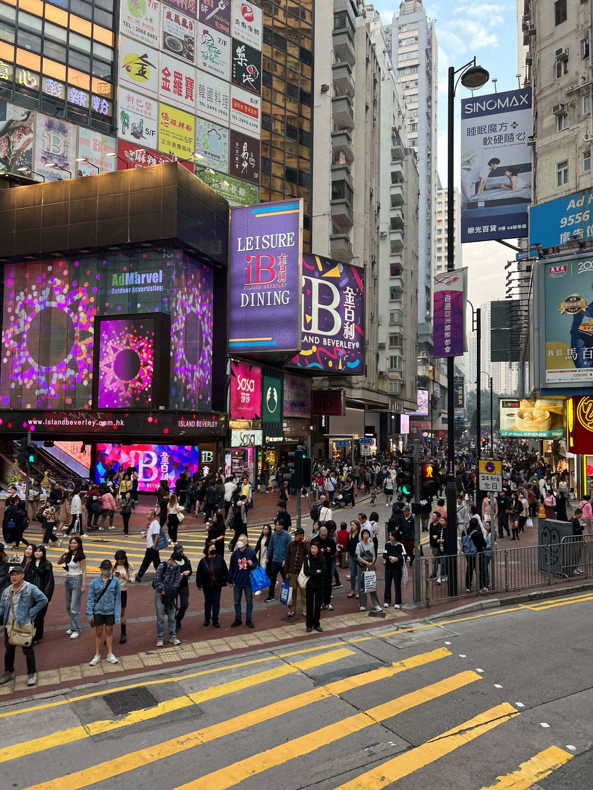 没想到铜锣湾比旺角还繁华,人超多,多到我误以为这是在东京街头