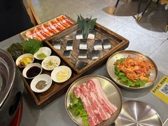 -围炉肉舍•炭烤活鳗•丹东海鲜烤肉(步行街店)