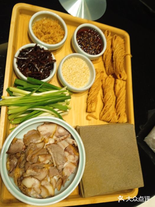 闫府私房菜·百年鲁菜(恒隆店)煎饼卷六样图片