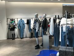 -URBAN REVIVO(高德置地广场·春广场店)
