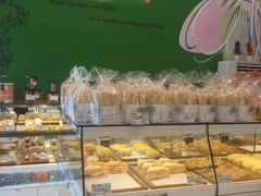 面包甜点陈列柜-康欣烘焙连锁(湛师店)