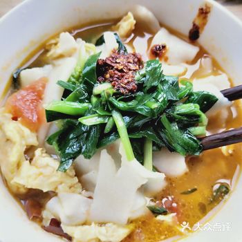 春天的韭菜，鲜嫩翠绿，春天的菠菜，叶片肥厚