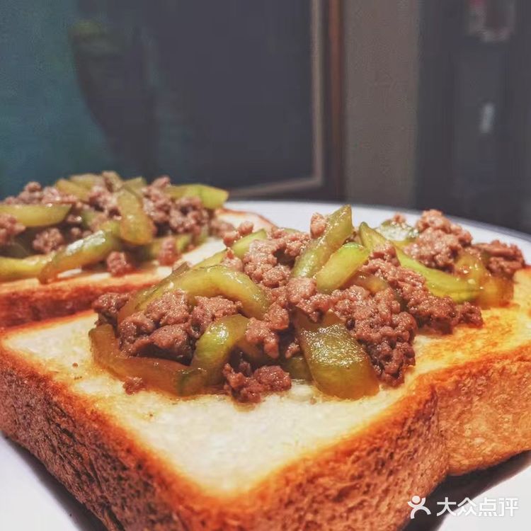 「香炒黄瓜条牛肉糜配搭烤全麦吐司」