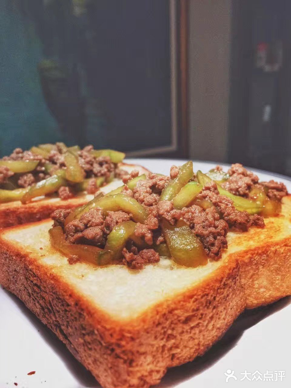 「香炒黄瓜条牛肉糜配搭烤全麦吐司」